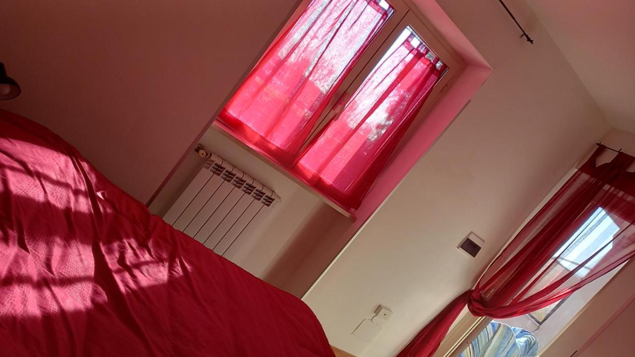 Ferienwohnung A Santy'S House 1Piano-No Lift-Shuttle A Pagamento-Raggiungibile A Piedi Aeroporto-Fermata Bus Fiera Di Roma A 3 Minuti-Air Condiz Ed Extra Bed For A Fee A Pagamento Fiumicino Exterior foto