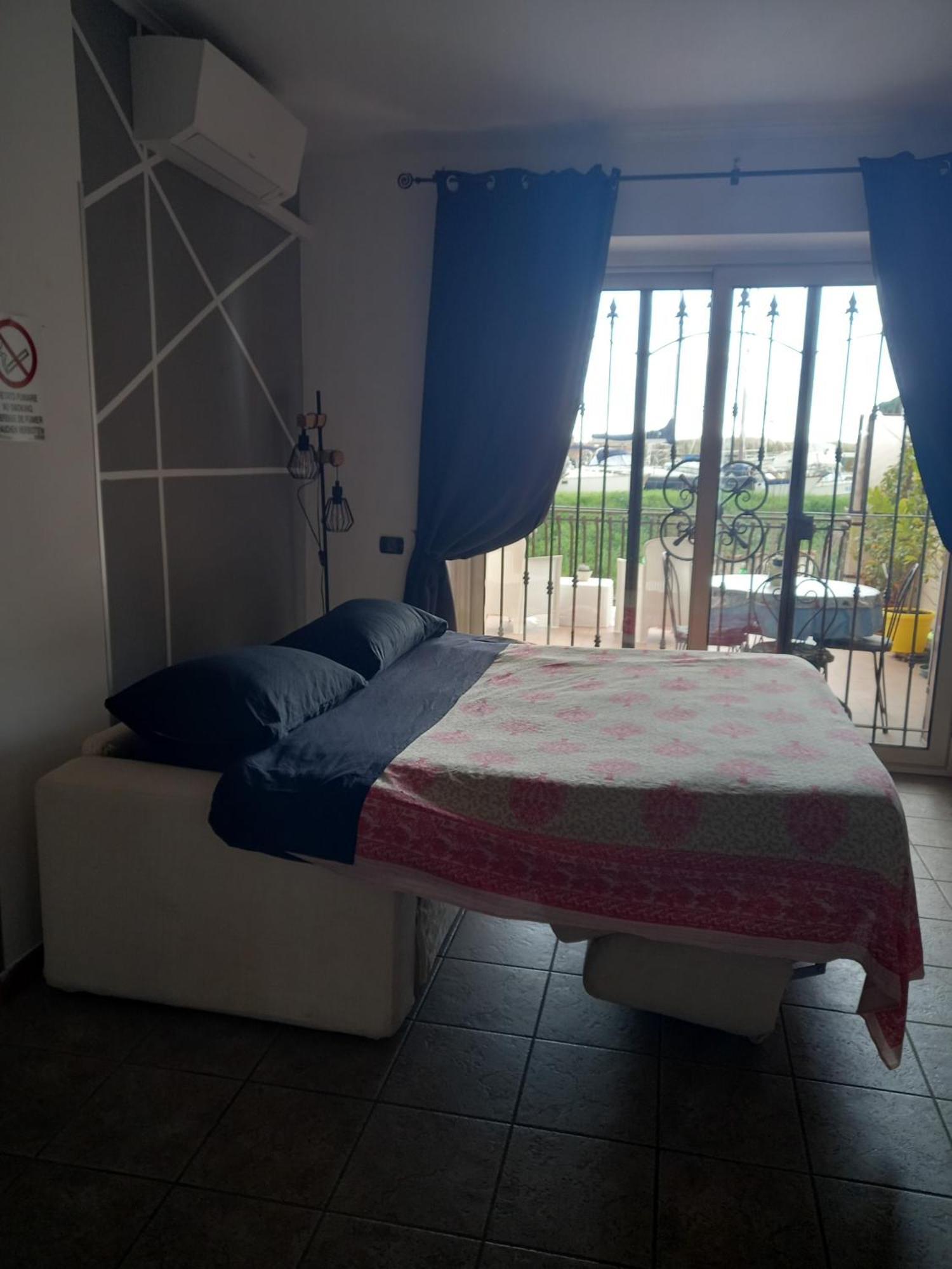 Ferienwohnung A Santy'S House 1Piano-No Lift-Shuttle A Pagamento-Raggiungibile A Piedi Aeroporto-Fermata Bus Fiera Di Roma A 3 Minuti-Air Condiz Ed Extra Bed For A Fee A Pagamento Fiumicino Exterior foto